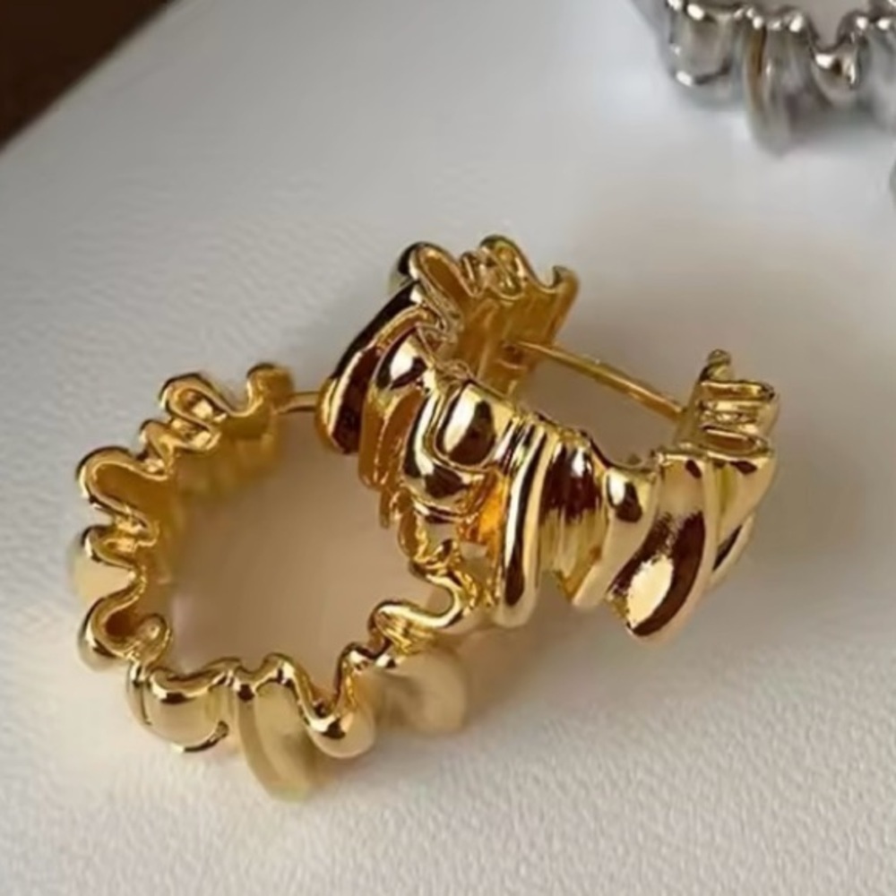 ✨Zara Siena Gold Crinkle Huggie Earrings - Picture 6 of 7